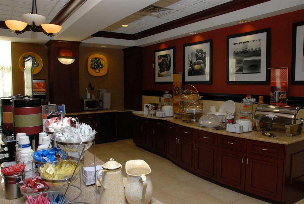 Hampton Inn & Suites Staten Island New York Restoran gambar